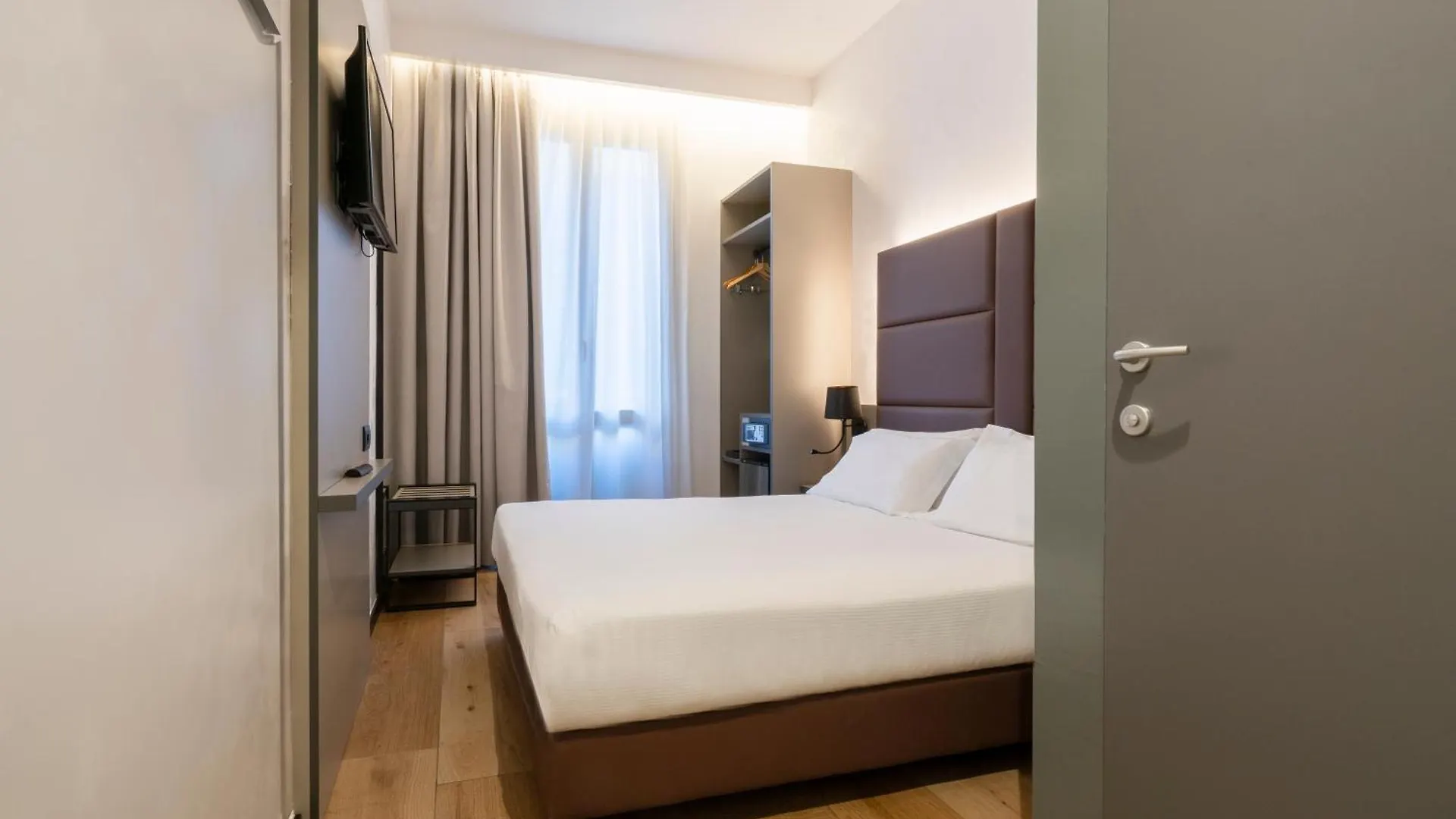 London Hotel Milan 2*,