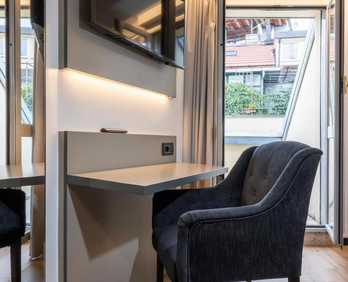 London Hotel Milan 2*,  Italy