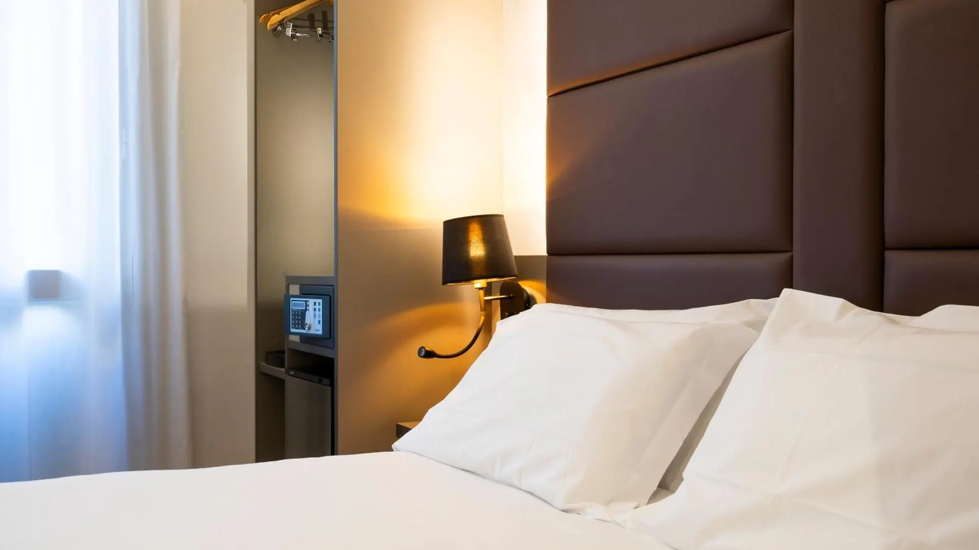 **  London Hotel Milan Italy