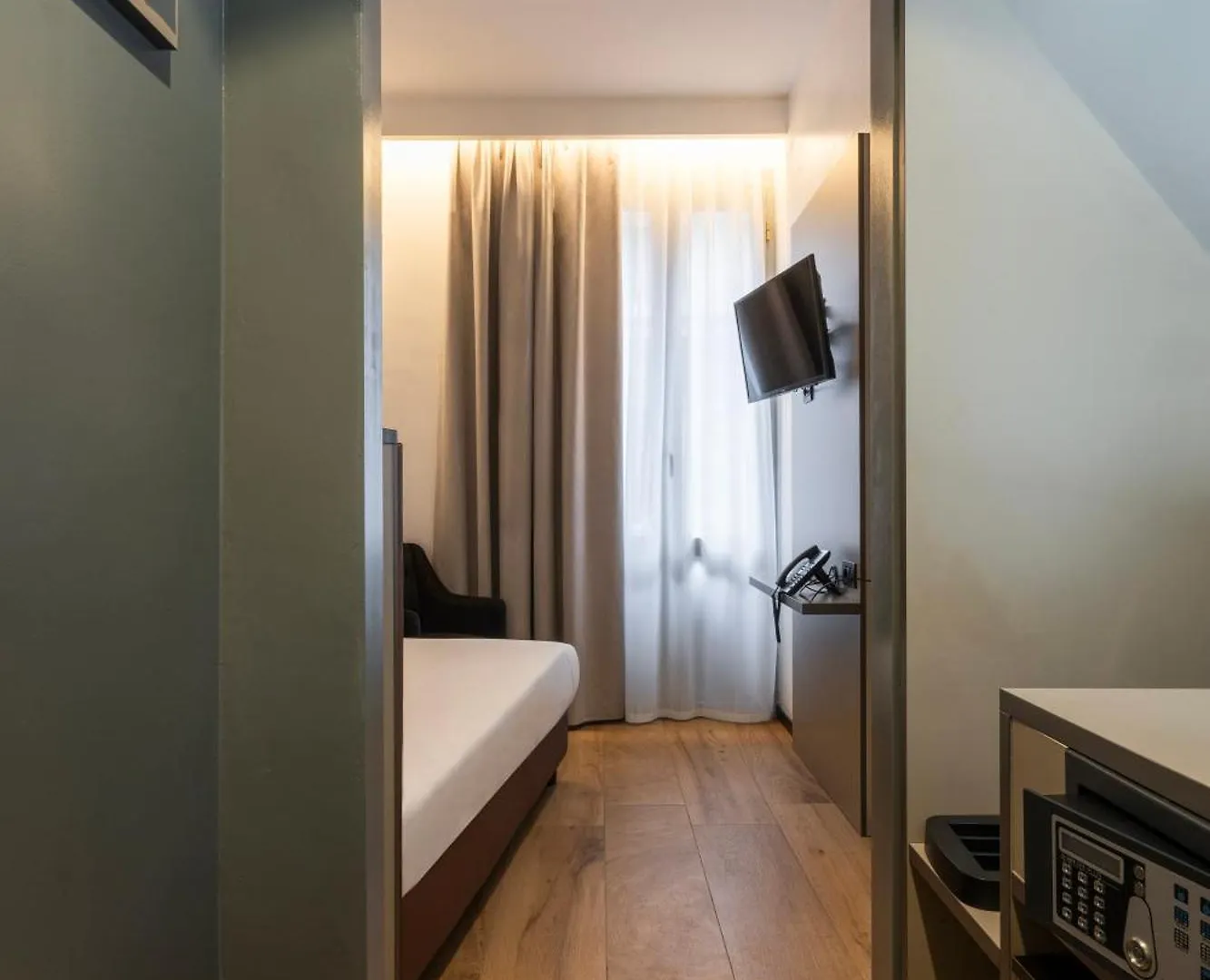 **  London Hotel Milano İtalya